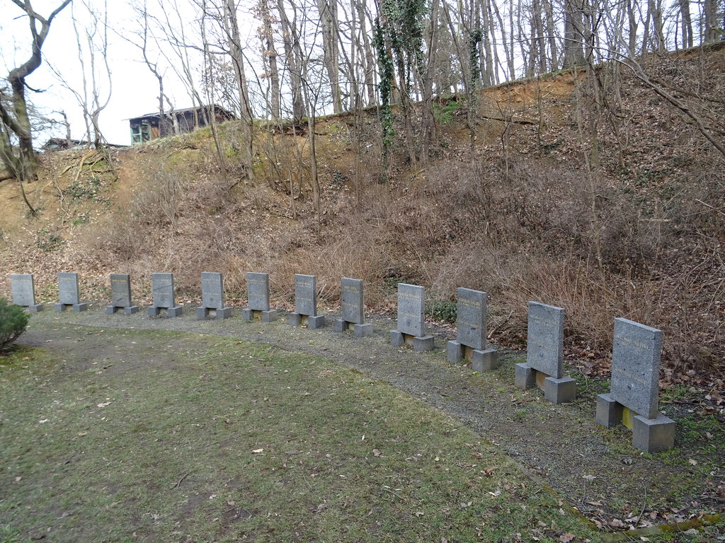 Pomník padlích v tomto lese v bojích během Pražského povstání