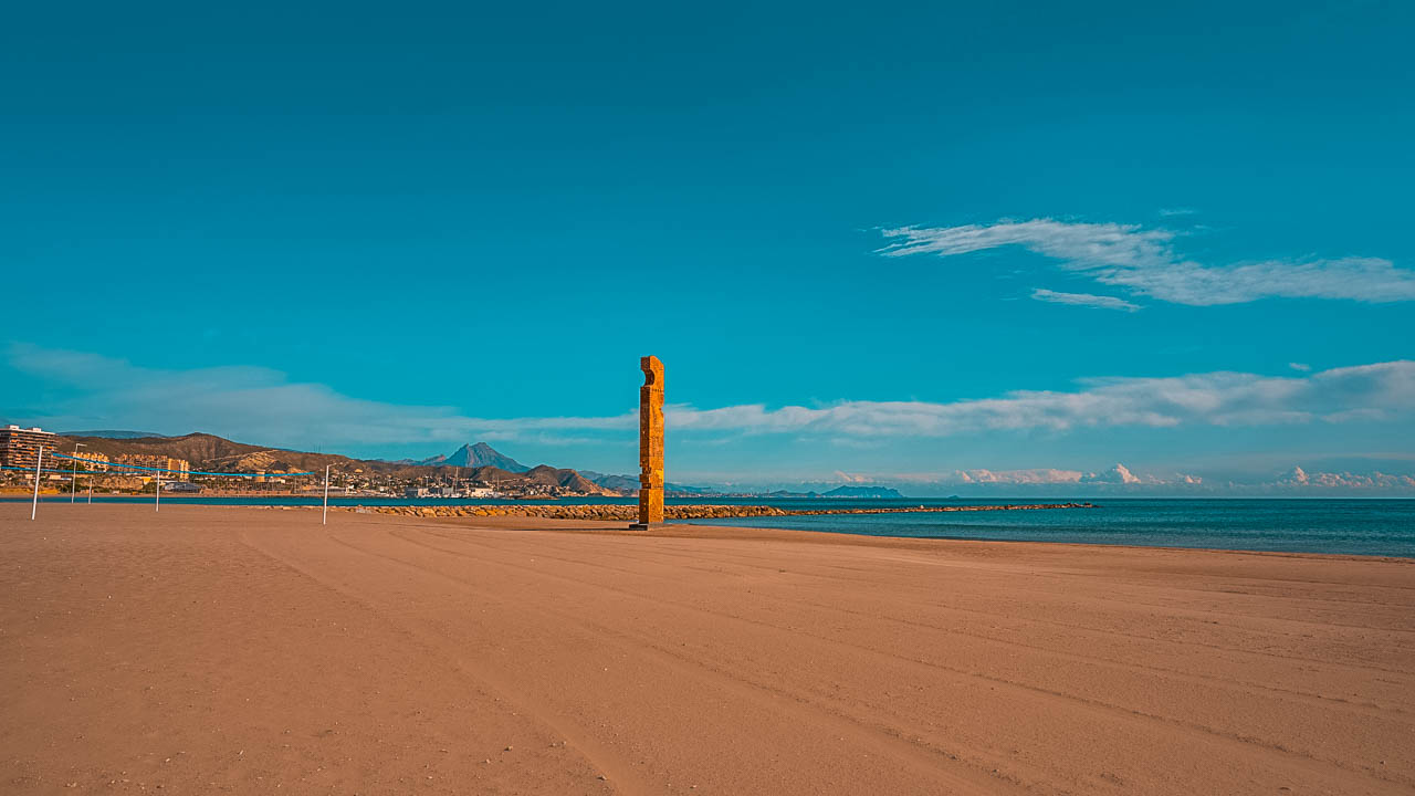 Monumento al Pescador en la playa de El Campello