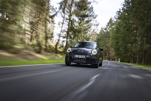 MINI John Cooper Works tem edição para quem gosta de conduzir