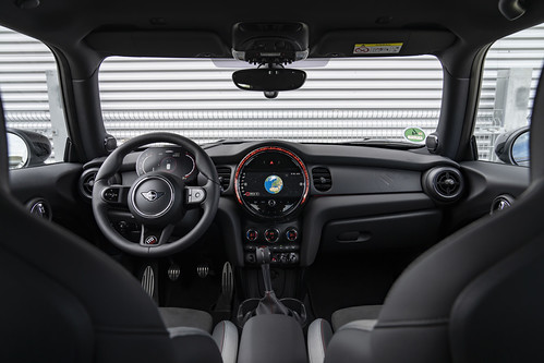 MINI John Cooper Works tem edição para quem gosta de conduzir