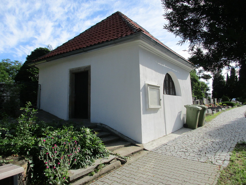 budova márnice nacházející se na Modřanském hřbitově.
