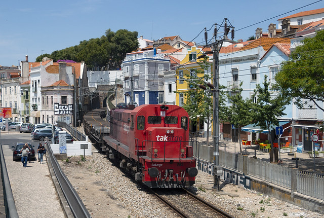 Takargo 1563 pops into the sunlight after passing through the short tunnel under Setúbal.