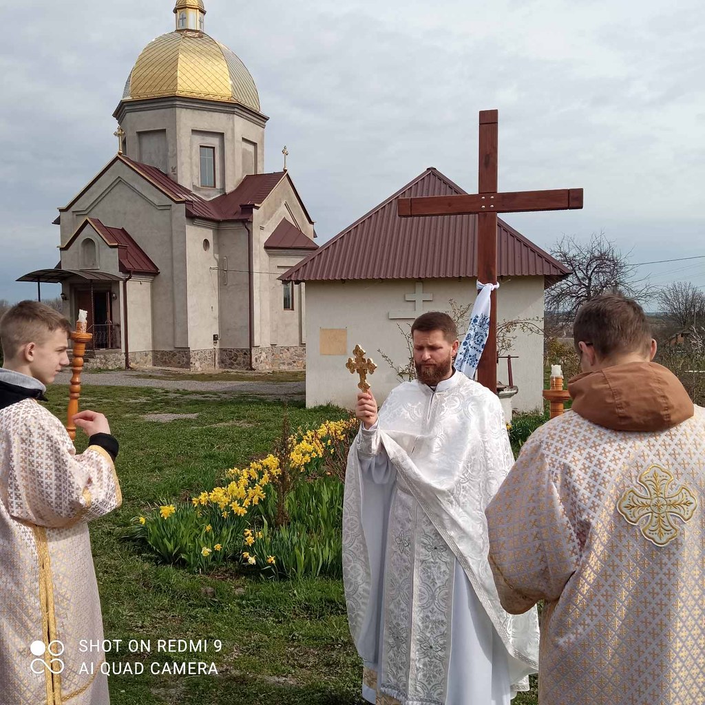 Ucrania - Bendición de la cruz fuera de la Parroquia San Nicolás