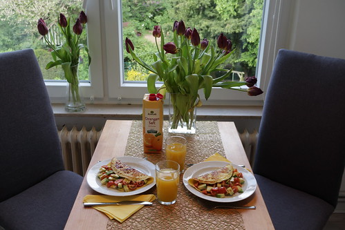 Koriander-Omelett mit Tomaten-Avocado-Füllung (Tischbild)