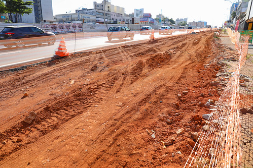 Estacionamentos em construção na marginal sul do Túnel de Taguatinga