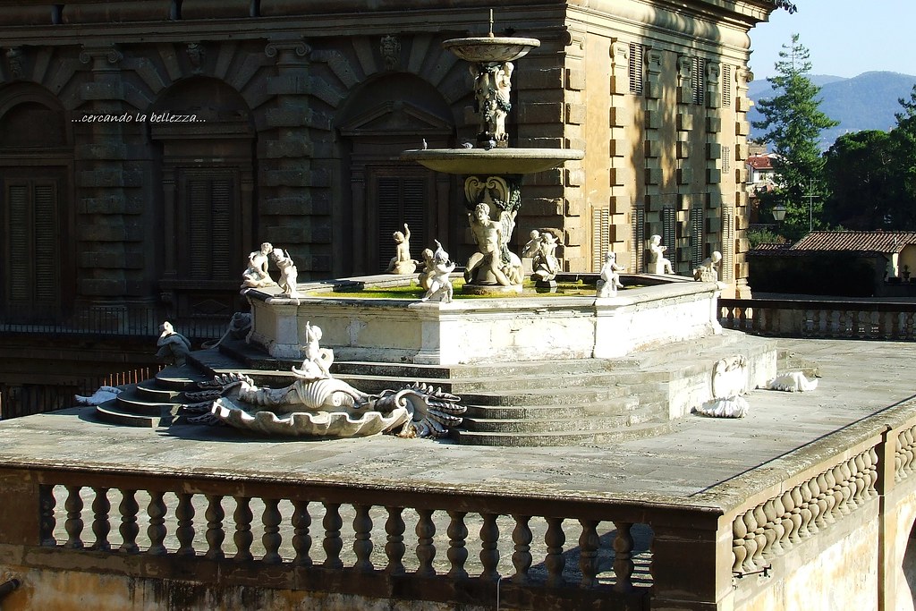 FONTANA DEL CARCIOFO nel Giardino di Boboli. Venne scolpita da Francesco del Tadda e Francesco Susini nel 1639 e collocata nel 1641 sostituendo una fontana preesistente. Palazzo Pitti, Firenze, Toscana, ITALIA. EXPLORE 21-05-2023.