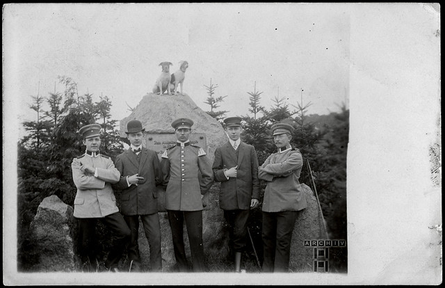 ArchivTappen35(1F)39 Männergruppe (front), Zivilisten, Soldaten, Lüneburg, 1900er