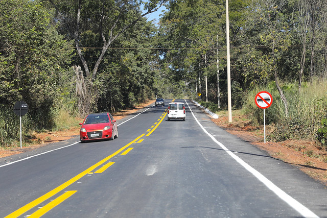 Governador Ibaneis Rocha entrega asfalto com iluminação na DF-205 Oeste
