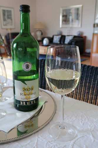 Riesling (2020, halbtrockener Weißwein vom Weingut der Familie Heil in Kirchheim)