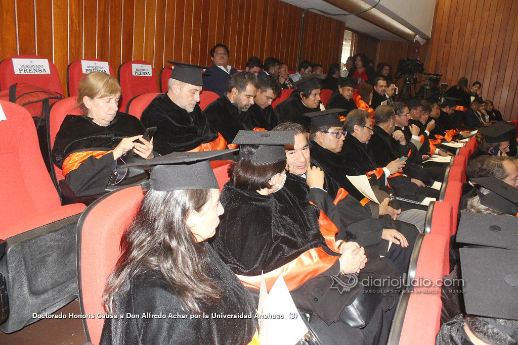 Doctorado Honoris Causa a Don Alfredo Achar por la Universidad Anahuac  (3)