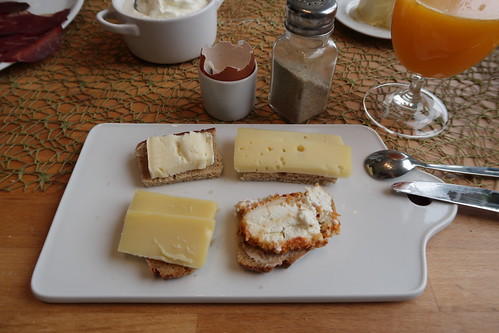 Bauerncamembert, Ziegenfrischkäsekugel mit Paprikarand, dänischer Mittsommerkäse und Plangger´s Bio-Rahmkäse auf Quark-Buttermilch-Brot