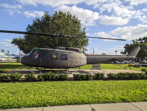 MrUlster 20230430 - Florida - PXL_20230430_220956228 Helicopter relic. War memorial. Okeechobee, Florida. © Allan LEONARD @MrUlster