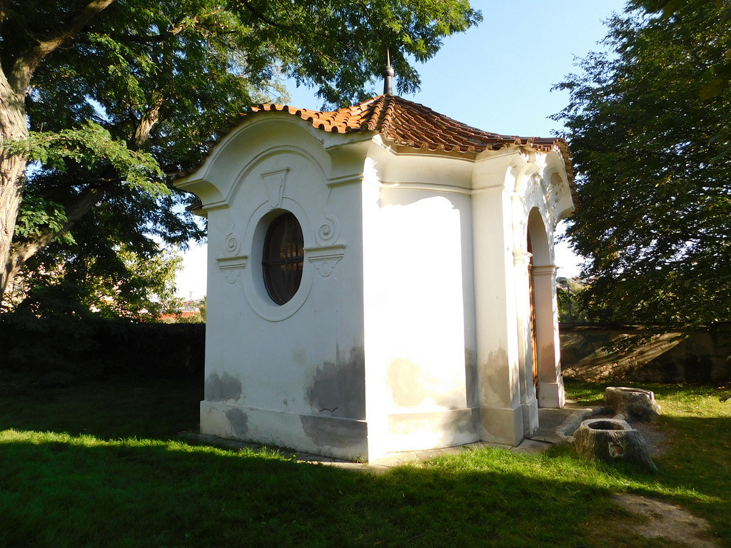 Barokní kaple, nacházející se v zahradě Břevnovského kláštera