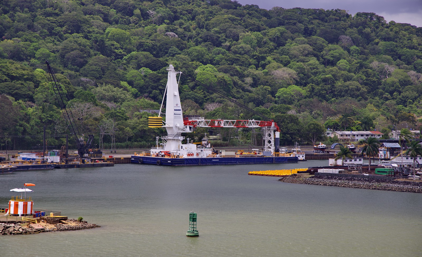 Panquiaco - new Damen floating crane and barge