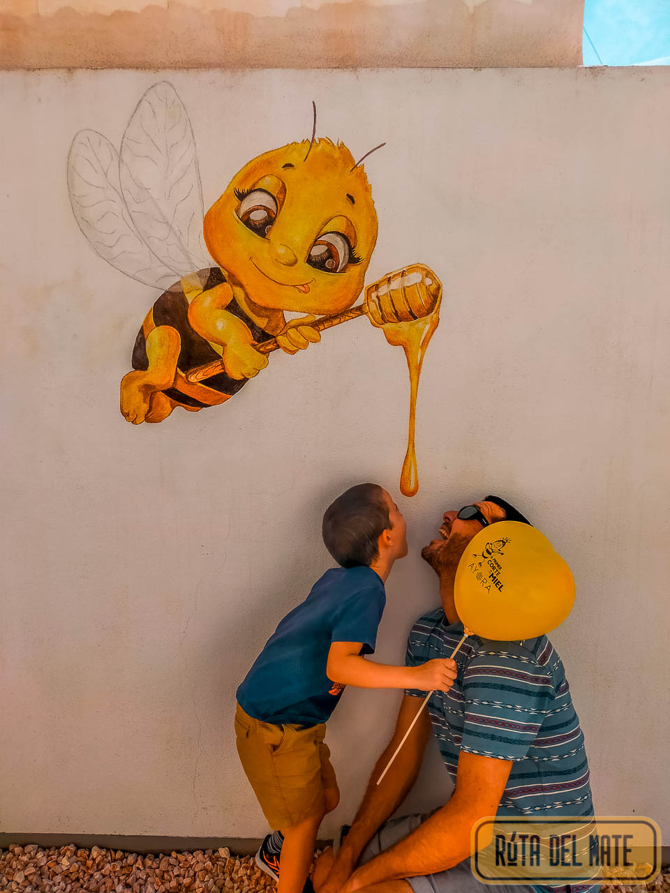 Los murales para hacerse selfies del Centro de Interpretación Apícola de Ayora  y Oficina de Turismo - Qué ver en Ayora con niños: leyendas, rutas e historias que contar