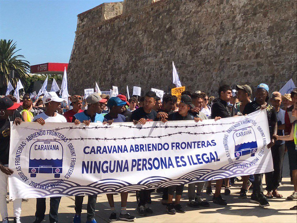 FOTOGRAFÍA. MELILLA (ESPAÑA), AÑO 2022. Grupos de activista pro inmigración ilegal, movilizados por la plataforma 'Caravana Fronteras Abiertas' protestan en Melia. Ñ Pueblo (4)