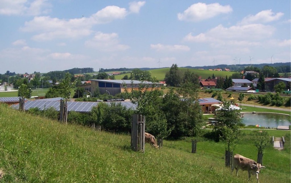 德國能源村「維爾德波爾茨里德」（Wildpoldsried），酪農小鎮轉型為688%再生能源的公民電廠村莊。圖片來源：Günter Mögele副市長 提供