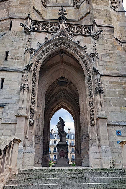 2023.05.06.007 PARIS - La  Tour Saint-Jacques. Statue de Blaise Pascal par Jules Cavelier