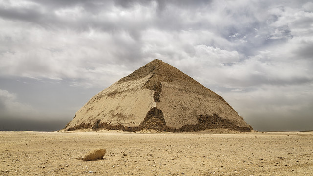 Pirámide Acodada de Esnefru.