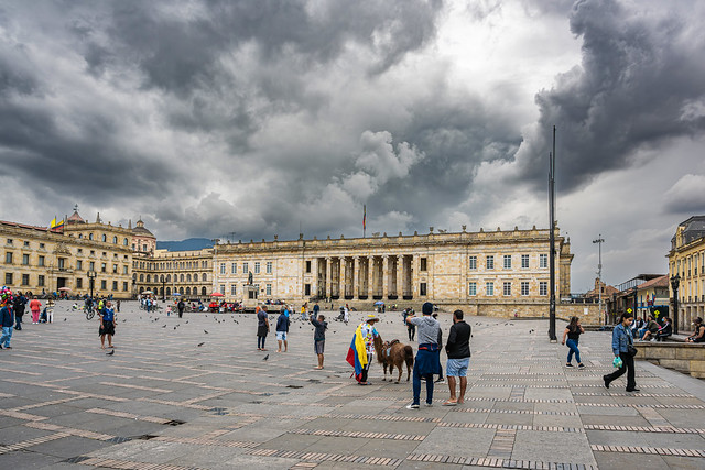 Capitolio Nacional de Colombia esquina San Bartolomé - Personas // Cielo con nubes de tormenta // Mayo 2023
