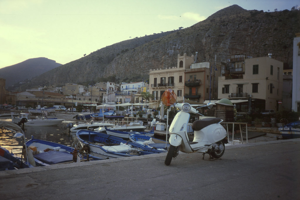 Mondello, Sicilia. (35mm) | Exp. 02/2002 Fujichrome Provia 100F.