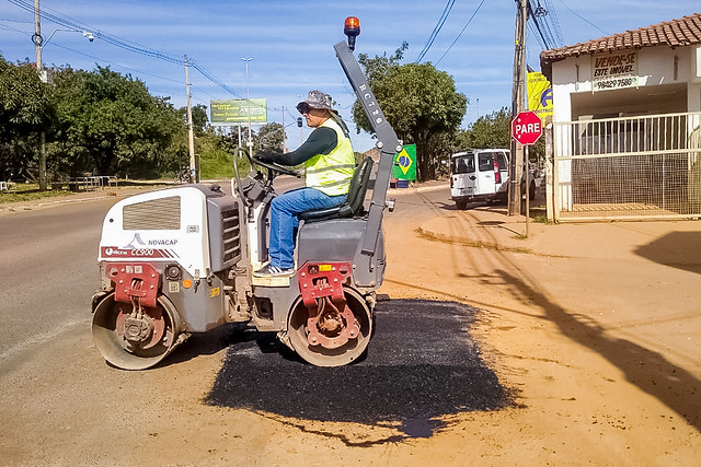 Recuperação de estrada rural e limpeza de parquinhos em São Sebastião