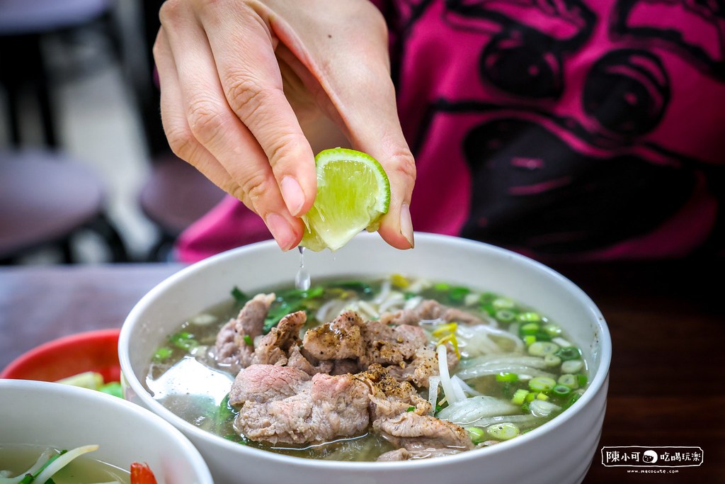 在地人評為前三名的越南料理，生意好、速度快到難以對焦