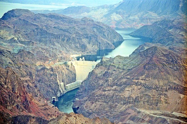USA_le Colorado en Hélico, sur le Colorado le Barrage Hoover Dam
