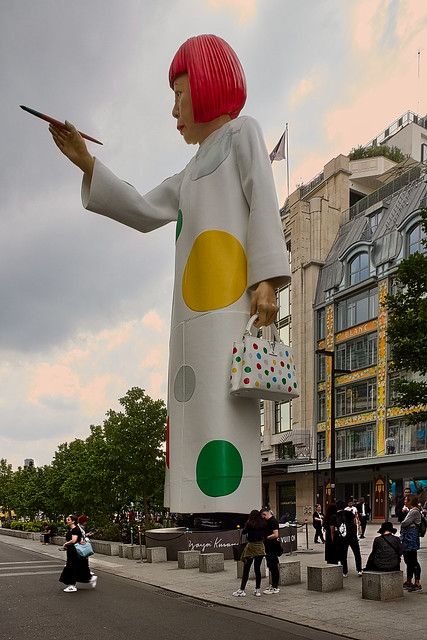 Pintora gigante de Yayoi Kusama en París