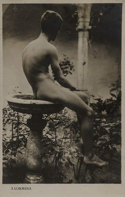 Wilhelm Von Gloeden (1856-1931) La fontaine Carte postale circa 1920