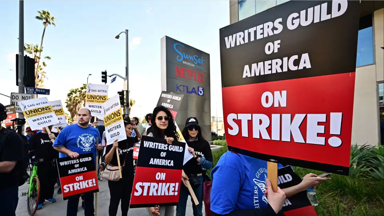 5 月 2 日，好萊塢編劇宣佈罷工，並在 Netflix 等大製片場外拉起罷工糾察線。（圖片來源：CBS）