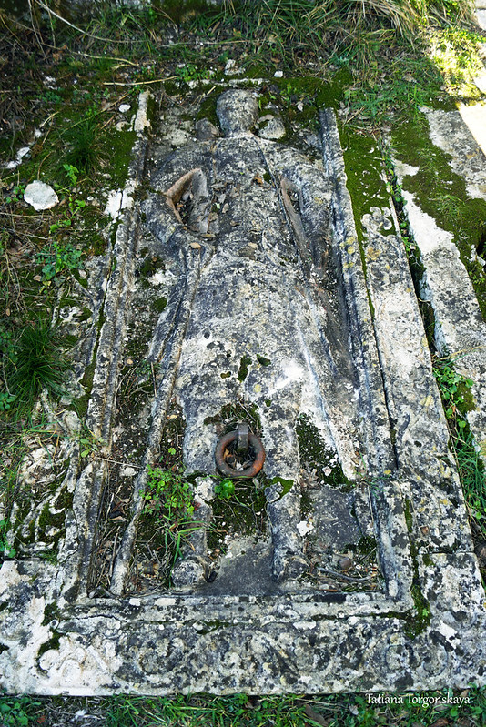 Надгробная плита у южного входа