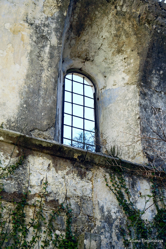 Арочное окно церкви
