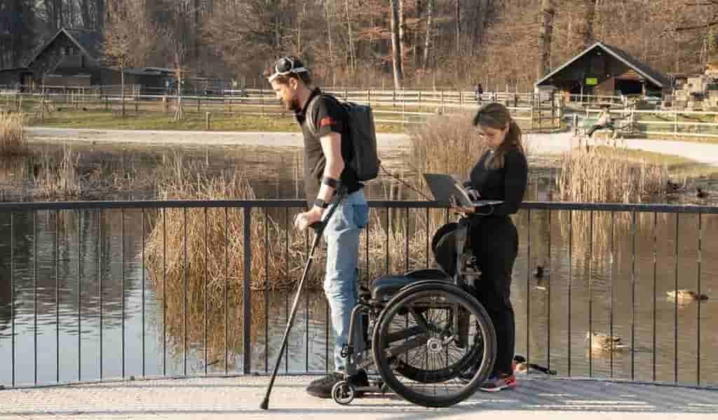 Un homme paralysé peut marcher en activant des implants par la pensée