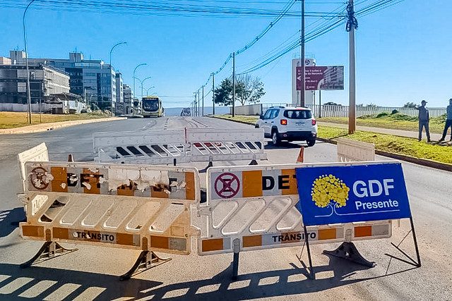 GDF Presente faz manutenção do asfalto no Eixinho Sul