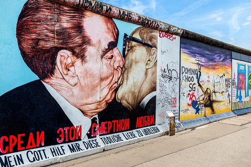 Der „Bruderkuss“ zwischen Leonid Breschnew und Erich Honecker gehört zu den berühmtesten Motiven der East Side Gallery in Berlin, Deutschland