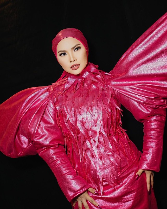Busana 'Belalang Pink' Aina Abdul Jadi Juri Di Big Stage Kena Kritik Netizen