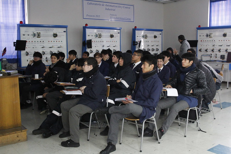 Estudiantes y Docentes de la Especialidad de Electricidad cursan capacitación en "Armado y Montaje Fotovoltaico"