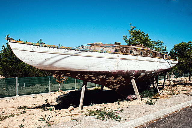 Abandoned sailboat  -  Velero abandonado