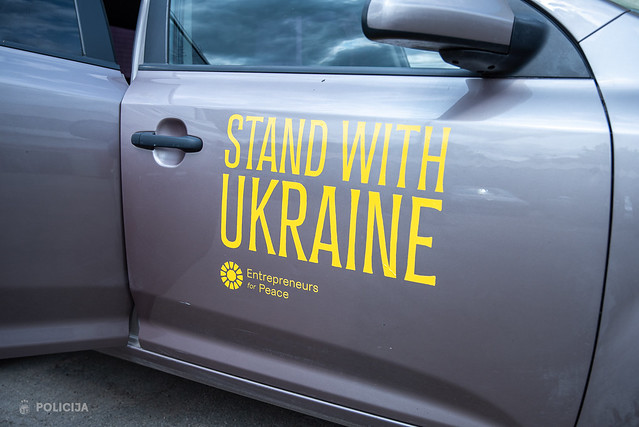 Uz Ukrainu startē Valsts policijas ziedoto transportlīdzekļu konvojs