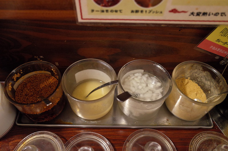 09Ricoh GRⅡ南大塚三丁目広州市場わんたん薬味 食べる辣油 塩しょうが 甘酢玉ねぎ カレーガーリック