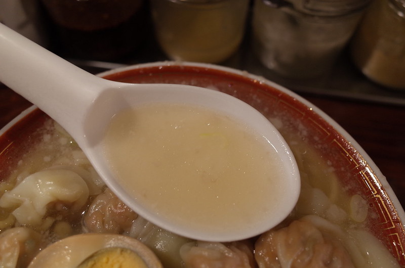 12Ricoh GRⅡ南大塚三丁目広州市場粗挽き肉汁雲呑麵の塩スープ