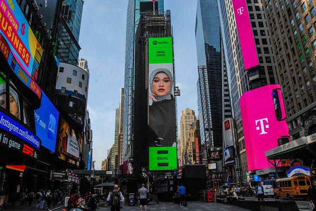 Giliran Wajah Ernie Zakri Menghiasi Papan Iklan Di New York Times Square