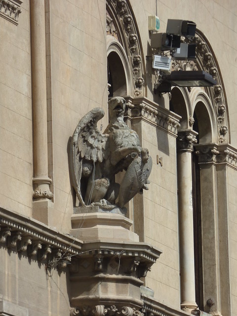 Tribunale Civile - Piazza Giacomo Matteotti, Perugia - Griffin statue