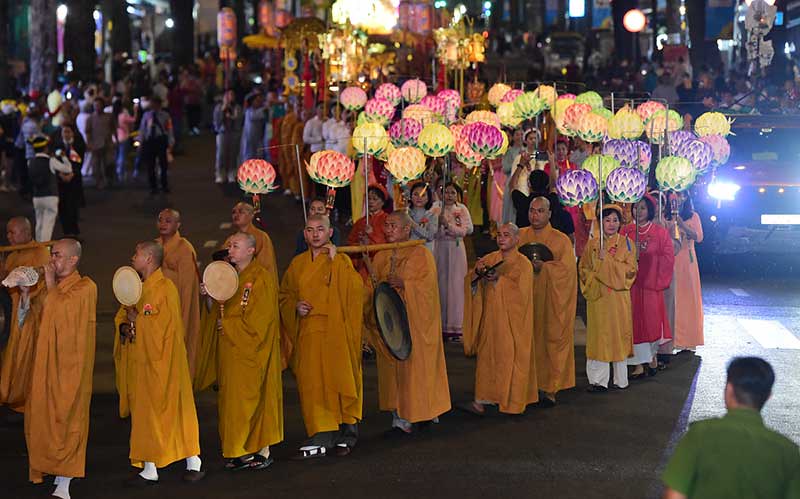 Buddhis Vietnam Rayakan Vesak 2567 dengan Parade Meriah