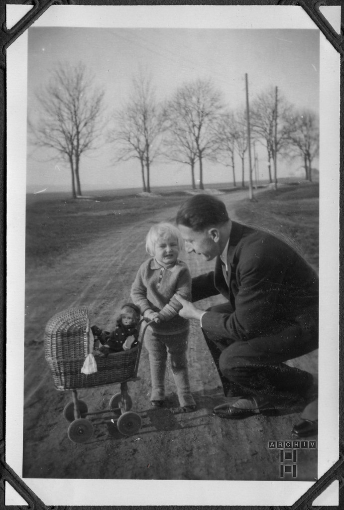 ArchivTappen35(1F)Alb17P128 Onkel mit Nichte, München, 1930er