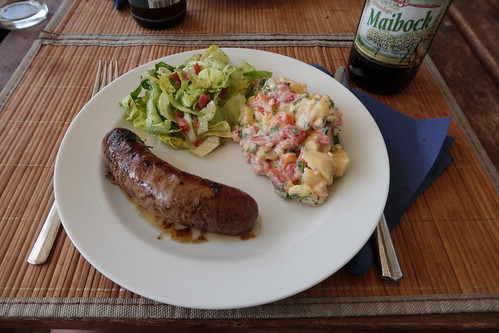 Grobe Bratwurst mit buntem Kartoffelsalat und Eisbergsalat