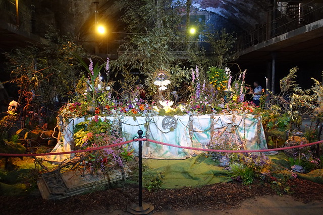 Girona Temps de Flors 2023. Muntatge floral dins l'antiga sala de festes l'Odeon (aquest espai ha estat recentment recuperat perquè fins fa poc hi  estava ubicat un negoci de treball del ferro)