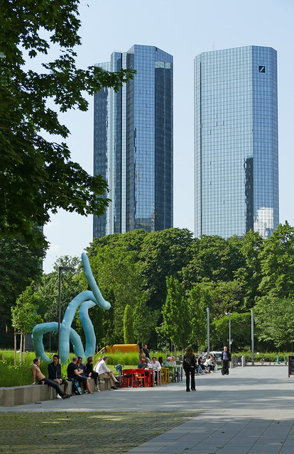 Frankfurt, Taunusanlage, Deutsche Bank Zwillingstürme und Skulptur ohne Titel von Franz  West