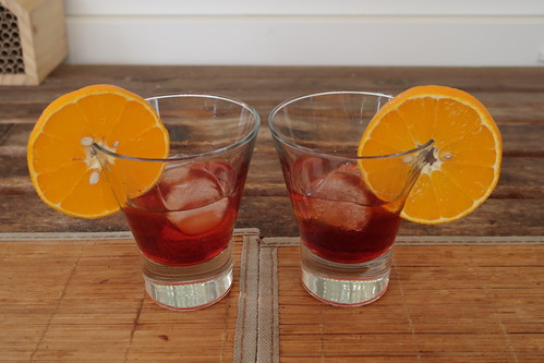 zwei Negroni (serviert)